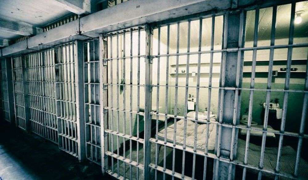 Άγνωστοι πέταξαν μπαλάκια του τένις με ναρκωτικά στο προαύλιο των φυλακών Κορυδαλλού