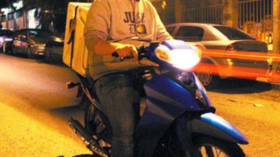 Διανομέας στην Πάτρα έσωσε ηλικιωμένη που κινδύνευε να καεί μέσα στο σπίτι της