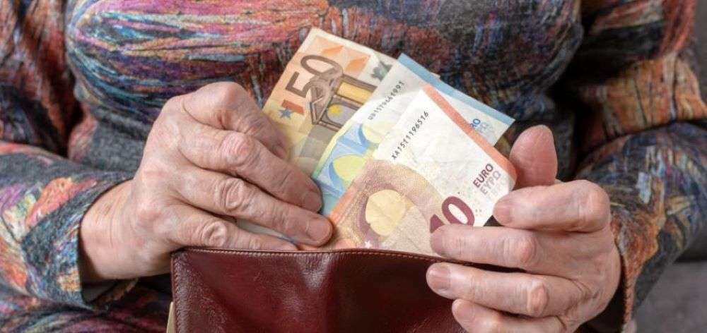 Δασμοί: Πώς μπορεί να παγώσουν τις αυξήσεις στις συντάξεις στην Ελλάδα το Δεκέμβριο