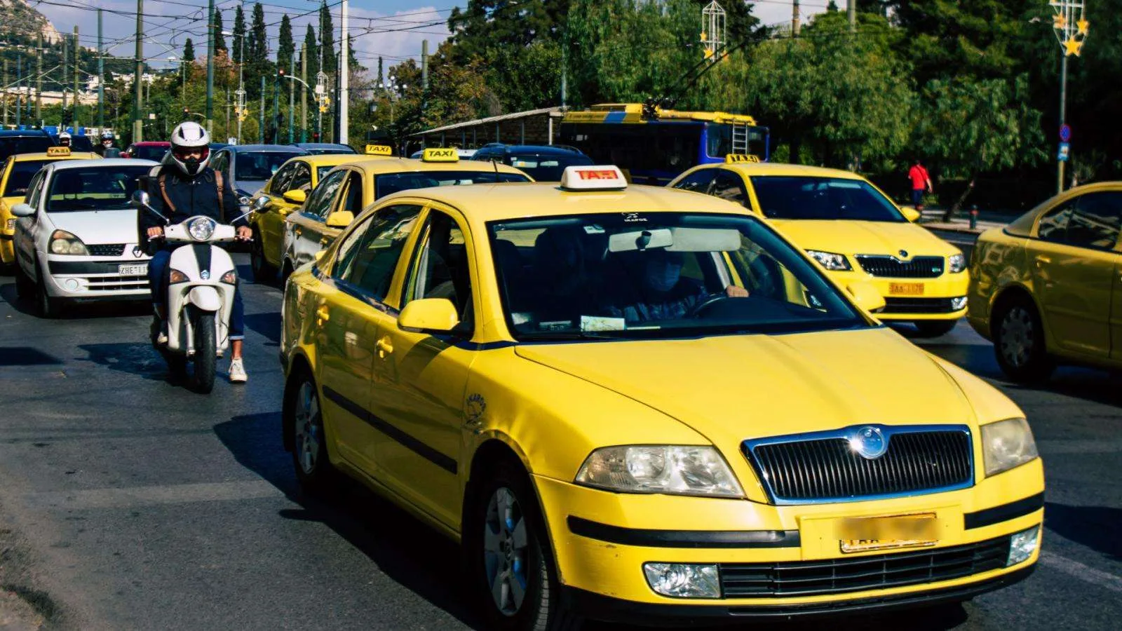 Αποκαλυπτικά στοιχεία για τους κλάδους που κάνουν πάρτι στην απόκρυψη εσόδων: Άνοδος 177% στις συναλλαγές μέσω POS στα ταξί