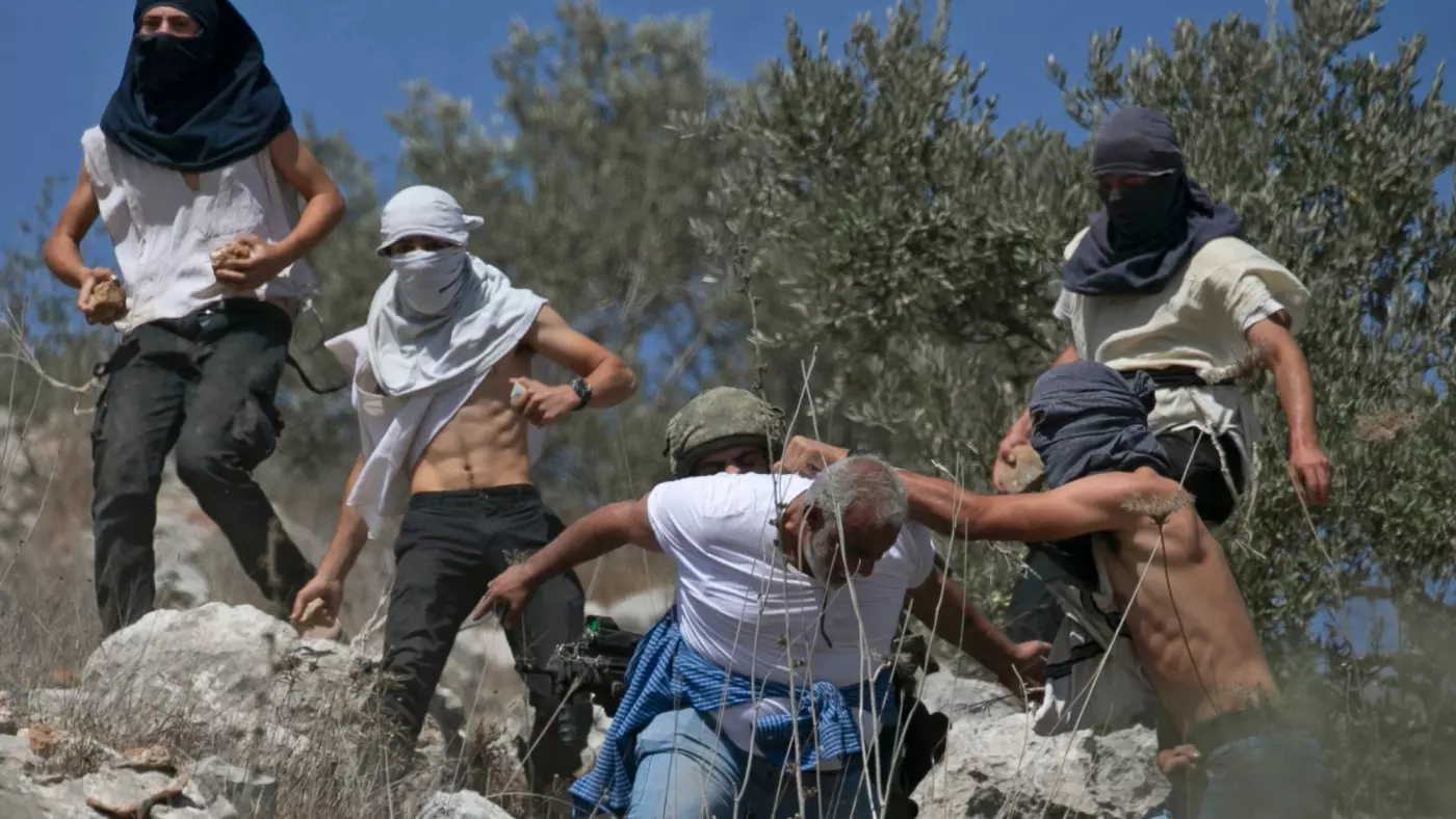 Ένοπλοι έποικοι επιτέθηκαν σε Παλαιστίνιους κατά τη πρώτη μέρα της συγκομιδής
