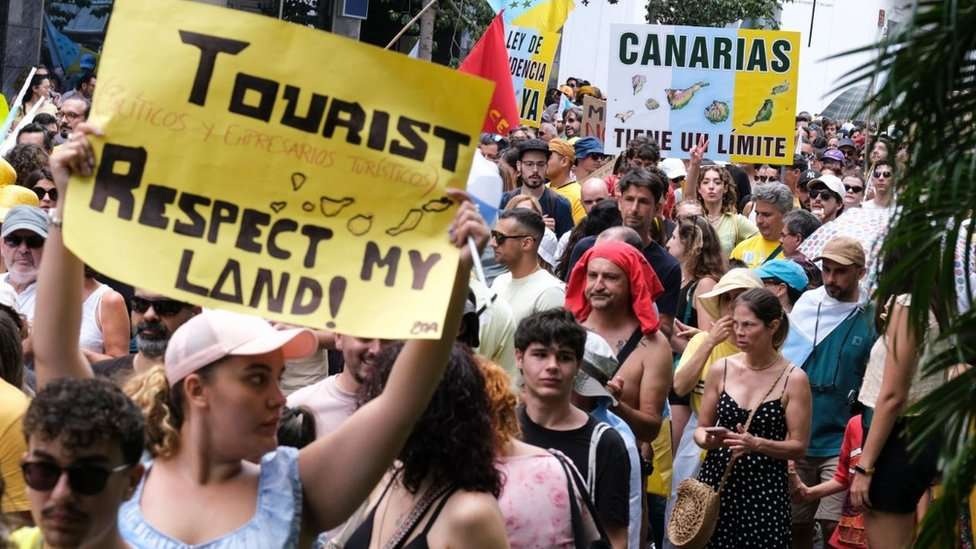 «Αυτή η παραλία είναι δική μας» – Χιλιάδες διαδηλώνουν κατά του μαζικού τουρισμού στα Κανάρια Νησιά