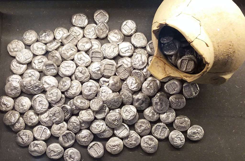 Σωρός νομισμάτων ηλικίας 1.000 ετών ανακαλύφθηκε στο χωράφι ενός αγρότη