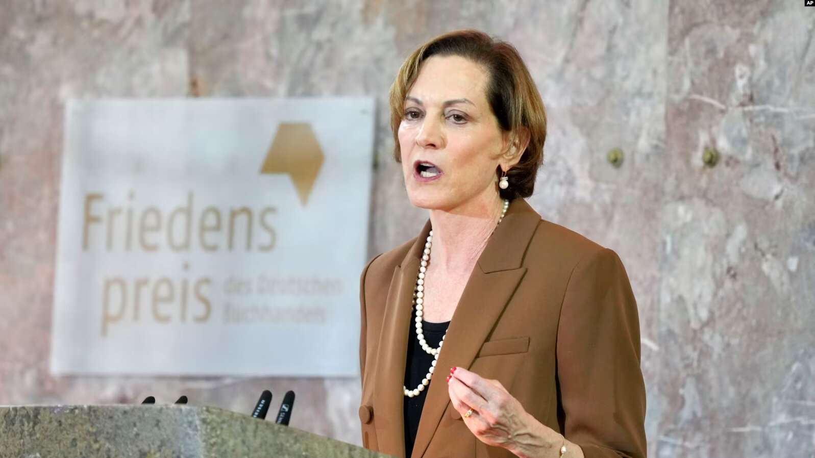 Η συγγραφέας Άνν Άπλμπαουμ ζητά όπλα για την Ουκρανία καθώς παραλαμβάνει το γερμανικό βραβείο ειρήνης