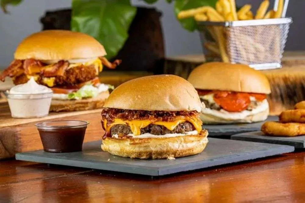 McDonald’s: Τα κρεμμύδια πίσω από τις 90 μολύνσεις και τον θάνατο ενός ηλικιωμένου λέει το CDC