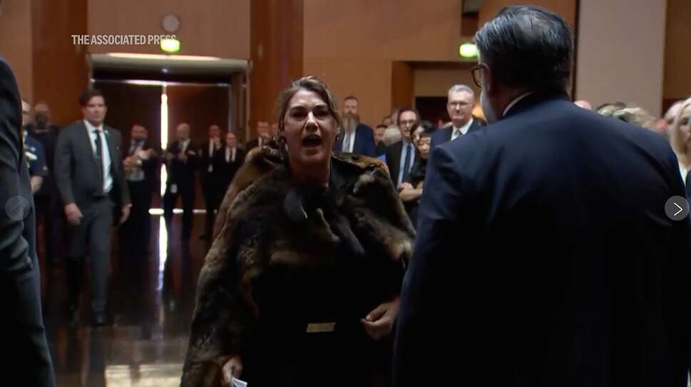«Δώστε μας πίσω αυτά που μας κλέψατε» φώναξε Αυστραλή γερουσιαστής στον βασιλιά Κάρολο (βίντεο)