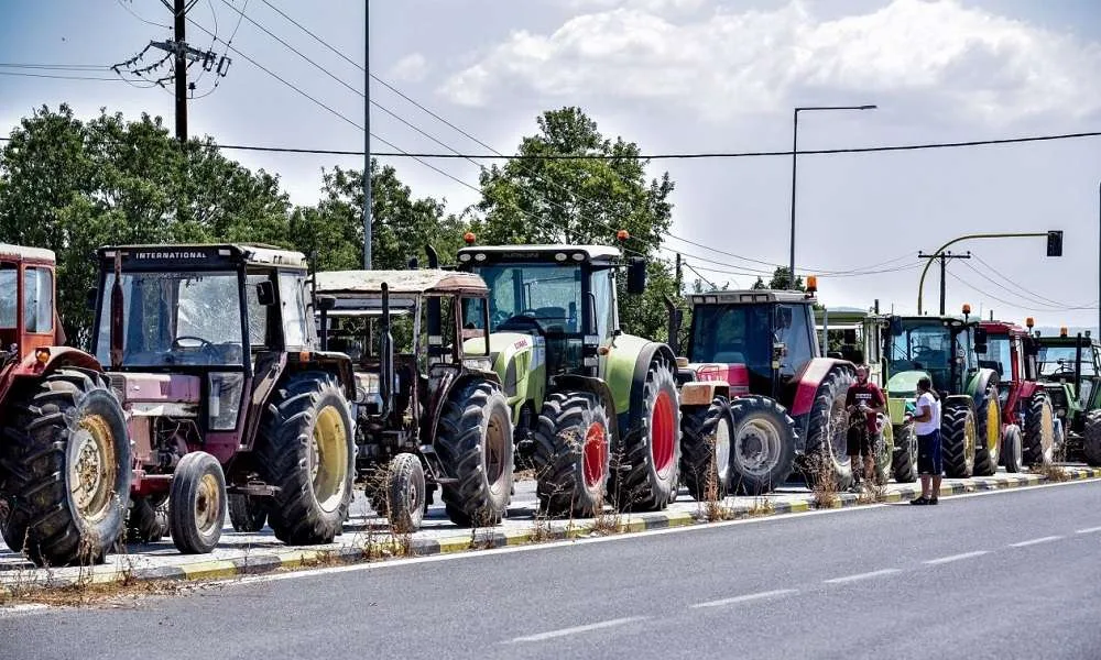 Λάρισα: Σε ωριαίο αποκλεισμό της ΠΑΘΕ προχώρησαν οι αγρότες του νομού