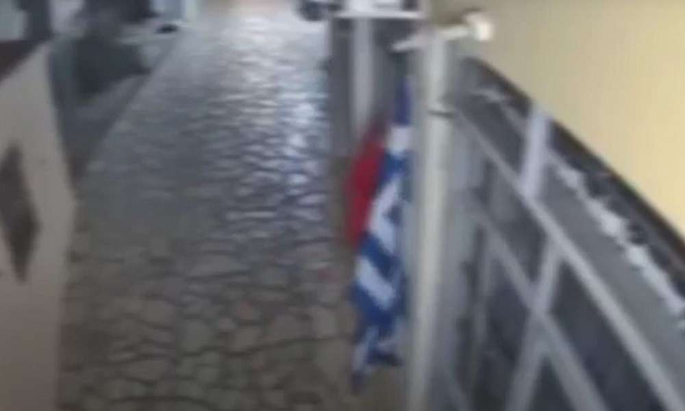 Αρκαδία – Αλλοδαποί κατέβασαν ελληνικές σημαίες στο Λεωνίδιο (Βίντεο)