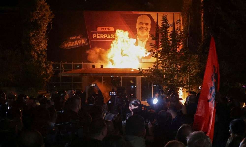Αλβανία – Επεισόδια με τραυματίες σε μεγάλη αντικυβερνητική διαδήλωση στα Τίρανα