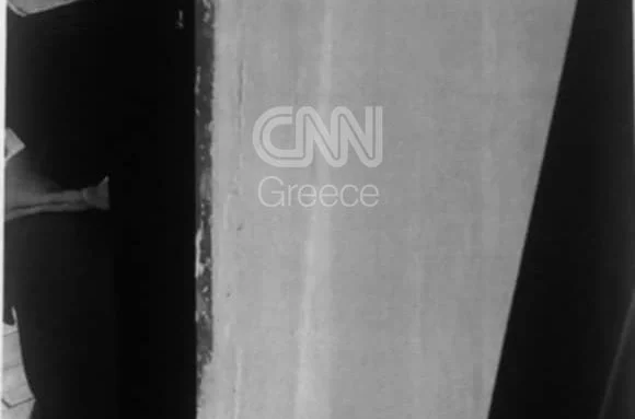 Κύκλωμα εκβιαστών Κέρκυρας: Φωτογραφία από την «κρύπτη» σε πόρτα όπου έκρυβε χρήματα εφοριακός