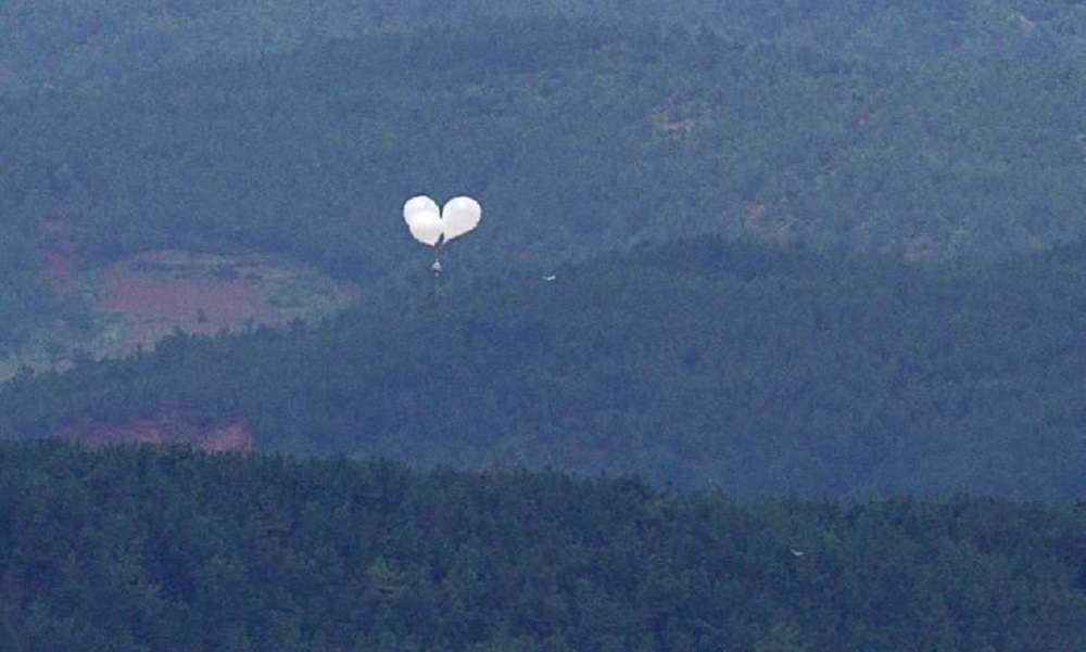 Ο «πόλεμος» των σκουπιδιών στην Κορέα – Η Βόρεια έστειλε μπαλόνι στην προεδρική κατοικία στη Σεούλ