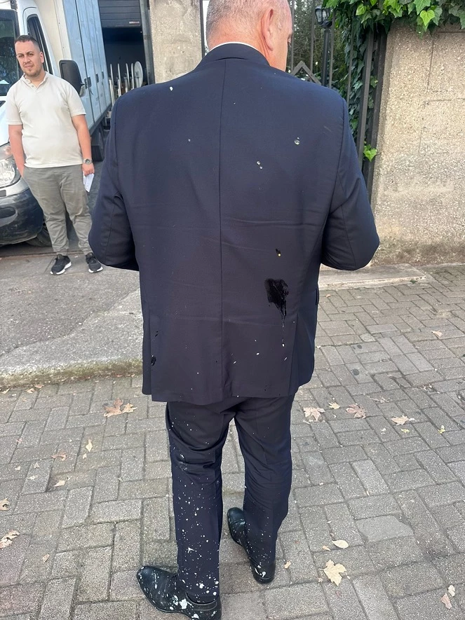 Επίθεση με γιαούρτια και αβγά δέχτηκε ο Φρέντης Μπελέρης στα Τίρανα
