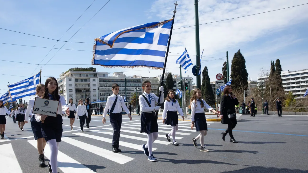 28η Οκτωβρίου: Ολοκληρώθηκε η μαθητική παρέλαση στην πλατεία Συντάγματος