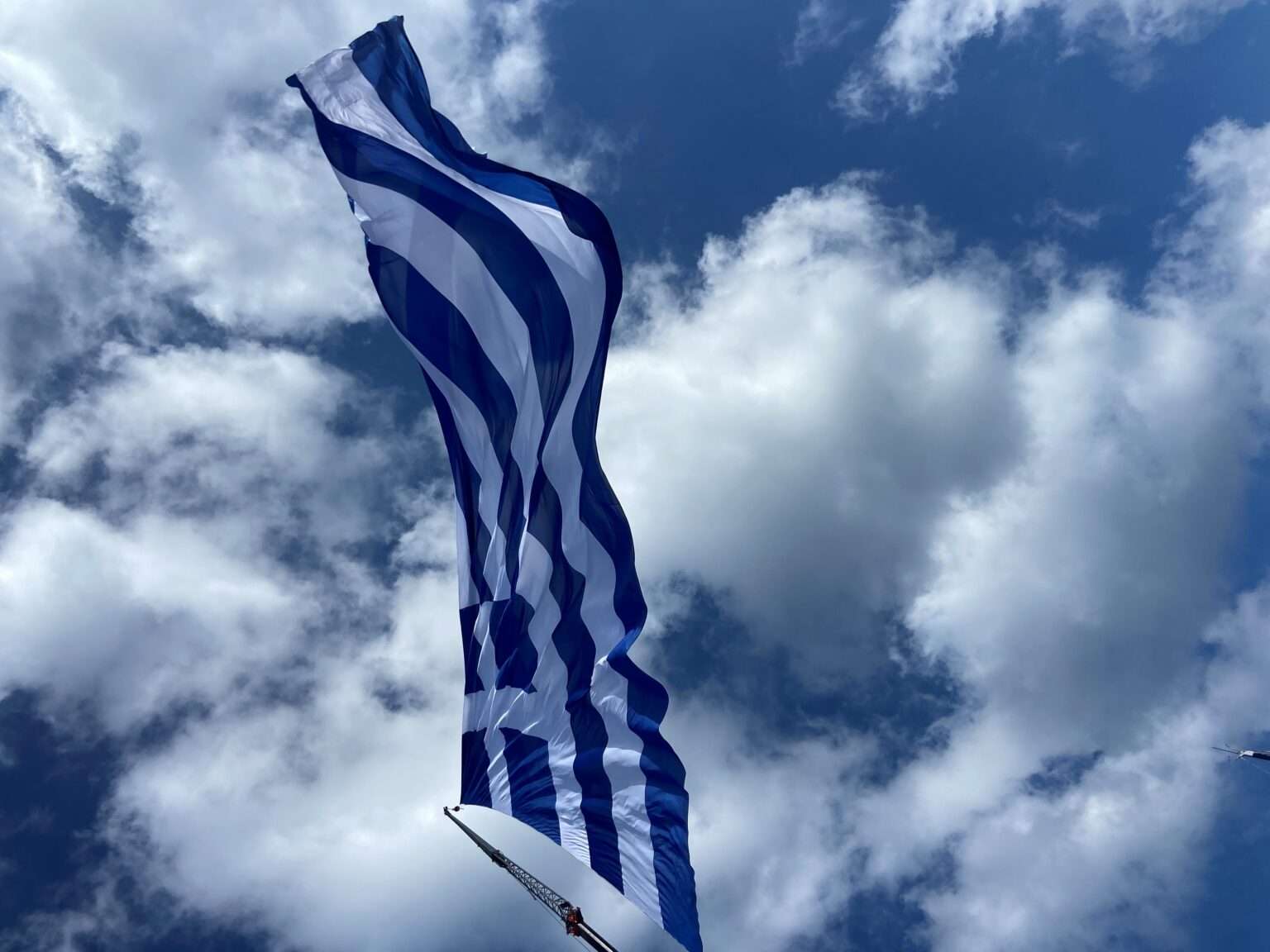 28η Οκτωβρίου: Μαθητική παρέλαση στη Σαμαρίνα που δεν έχει σχολείο – «Ήρθαμε για να τιμήσουμε τους νεκρούς»