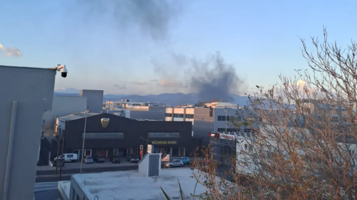 Φωτιά τώρα κοντά στον Κηφισό, στη συμβολή των οδών Πέτρου Ράλλη και Προφήτου Δανιήλ