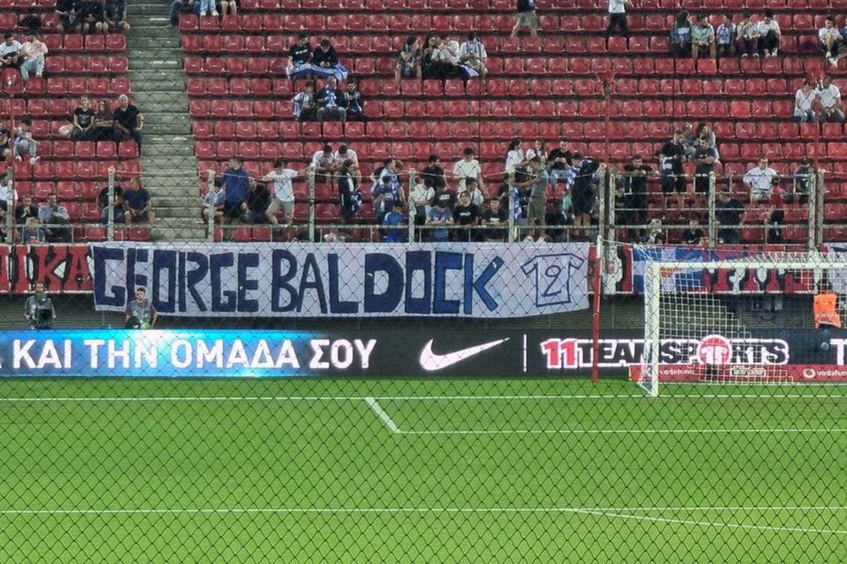 Οι φίλαθλοι της Εθνικής τιμούν μέσω δύο πανό τη μνήμη του Μπάλντοκ στο “Γ. Καραϊσκάκης”
