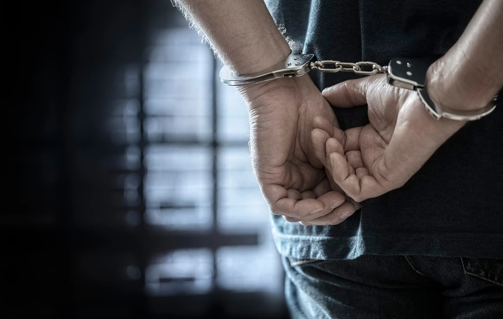 Χειροπέδες σε αστυνομικό για δωροδοκία – Πληρώθηκε για να απαλλάξει γυναίκα από νομικές συνέπειες