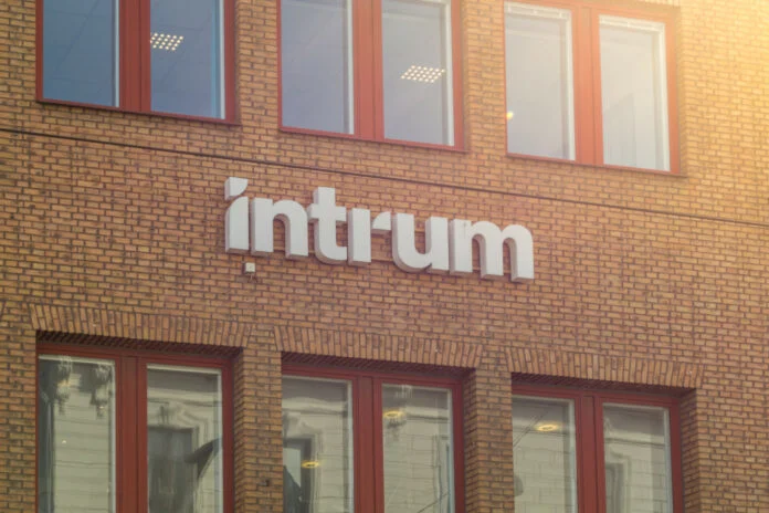 Intrum: Πώς ο μεγαλύτερος εισπράκτορας χρεών πνίγηκε στα δικά του χρέη