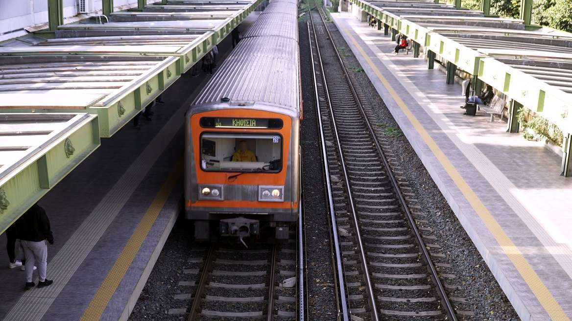 Άνω Πατήσια: Άνθρωπος έπεσε από πεζογέφυρα – Διακοπή δρομολογίων του ΗΣΑΠ