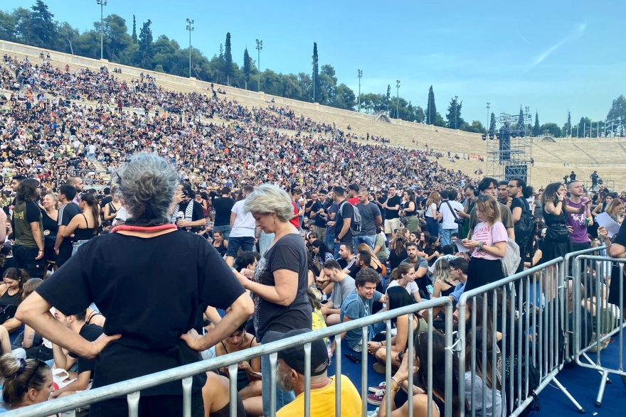 Τέμπη: Πλήθος κόσμου στο Καλλιμάρμαρο για τη μεγάλη συναυλία μνήμης