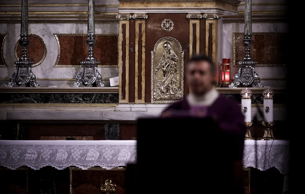 Ξέπλυμα μαύρου χρήματος: Εκτός Ελλάδας ένας από τους καθολικούς ιερείς της υπόθεσης – «Είμαι σε σοκ» δηλώνει