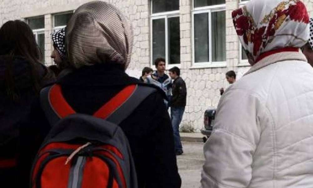 Γαλλία – Μουσουλμάνα μαθήτρια χαστούκισε την καθηγήτριά της, διότι της ζήτησε να βγάλει τη μαντίλα