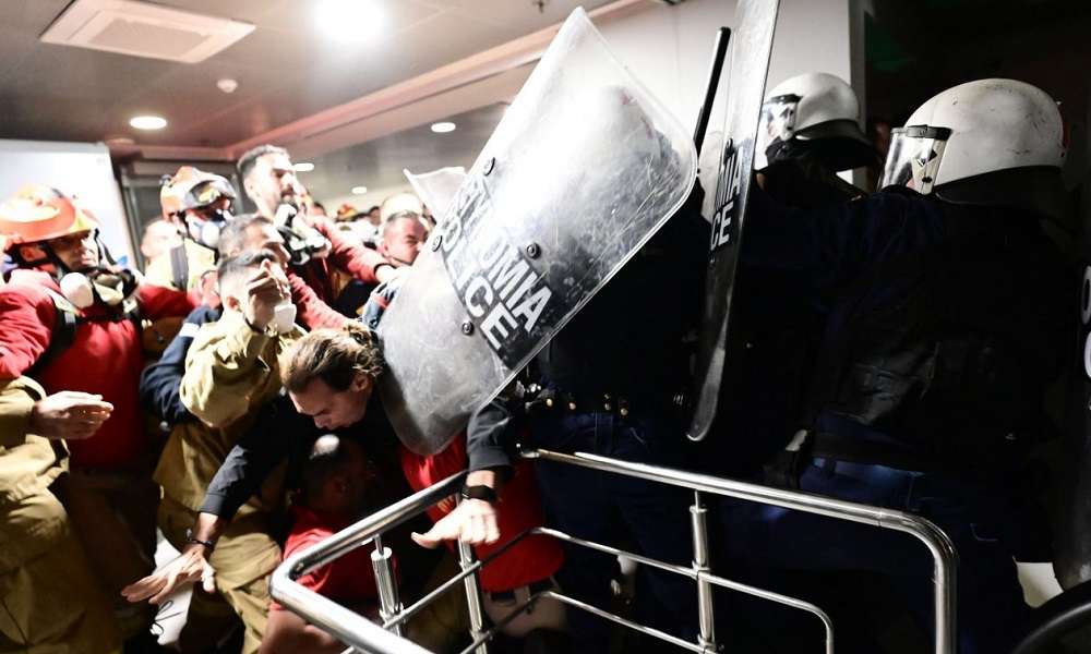 Υπουργείο Κλιματικής Κρίσης – Η κυβέρνηση έστειλε τα ΜΑΤ εναντίον των εποχικών πυροσβεστών