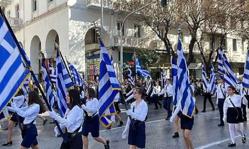 Πάτρα: Γυμναστής ζήτησε μόνο «ψηλές και αδύνατες» μαθήτριες για να συμμετέχουν στην μαθητική παρέλαση
