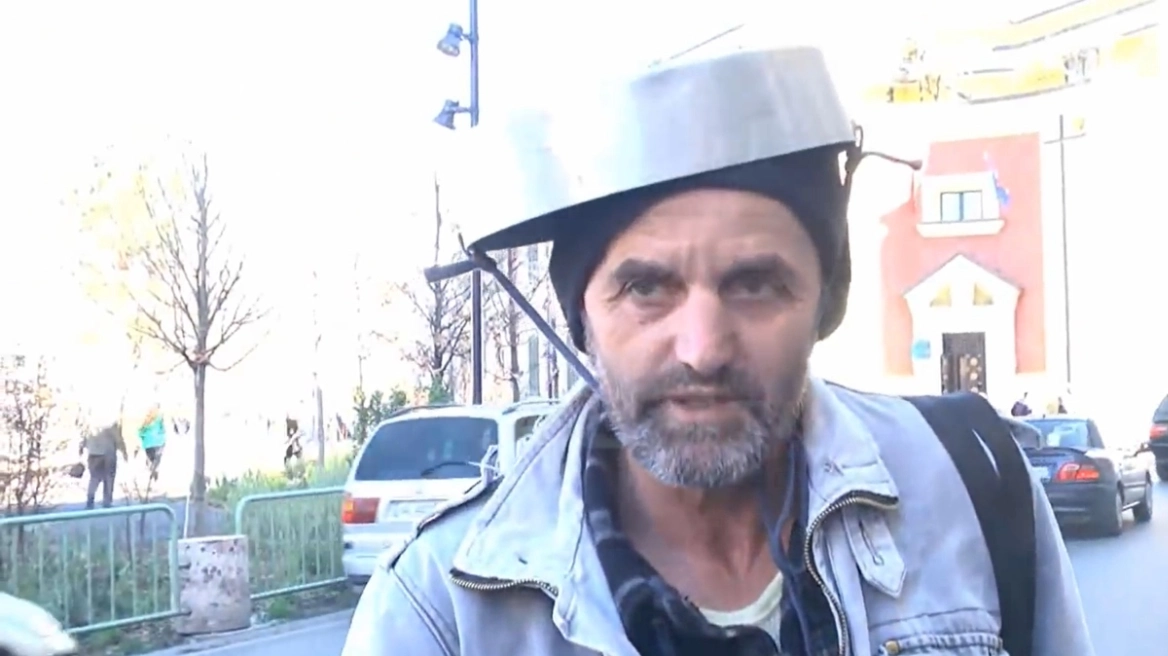 Ποιος είναι ο διαδηλωτής που πέταξε γιαούρτι και αβγά στον Μπελέρη