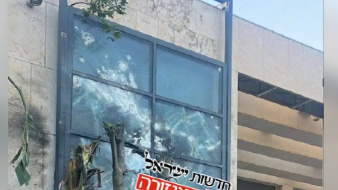 Η πρώτη φωτογραφία από το χτύπημα κοντά στην κατοικία του Νετανιάχου – Τα σπασμένα τζάμια και οι καταστροφές