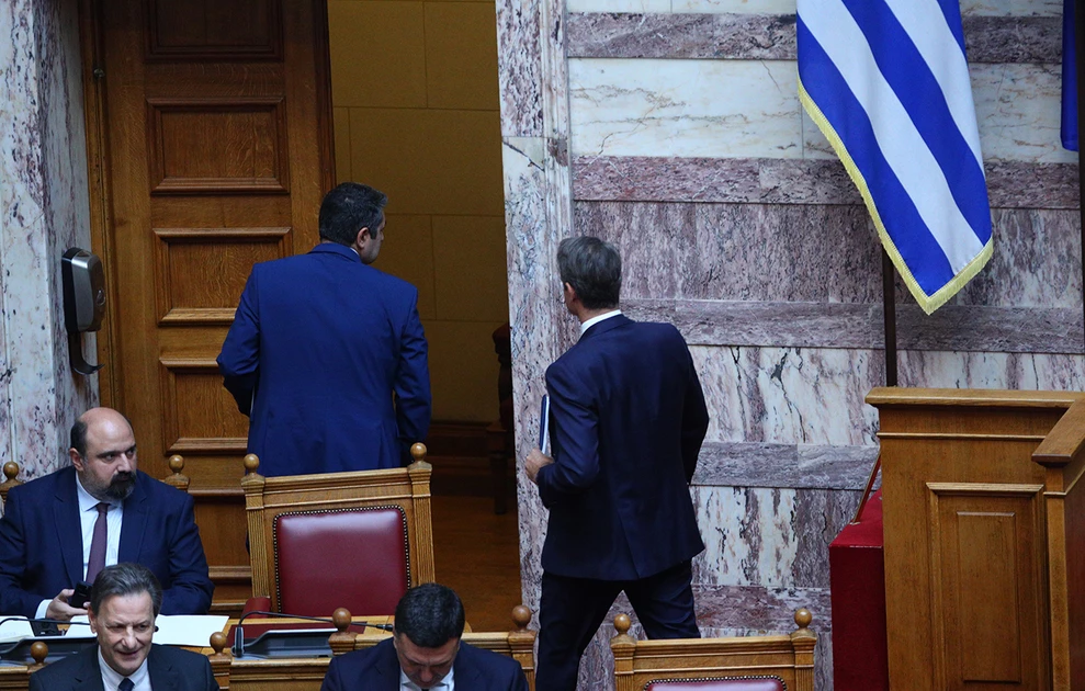 Αποχώρησε ο Μητσοτάκης από την Ολομέλεια της Βουλής όταν ανέβηκε ο Νίκος Παππάς στο βήμα κι εκείνος δεν έκρυψε την ενόχλησή του