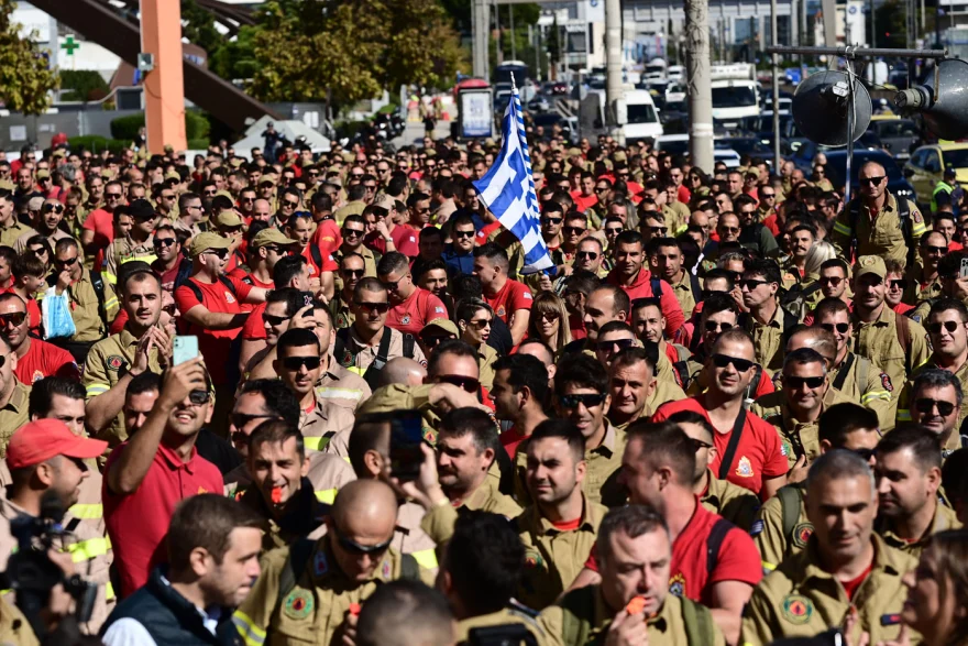 Διαμαρτυρία εποχικών πυροσβεστών έξω από το υπουργείο Πολιτικής Προστασίας – Ζητούν να καλυφθούν τα 4.000 οργανικά κενά