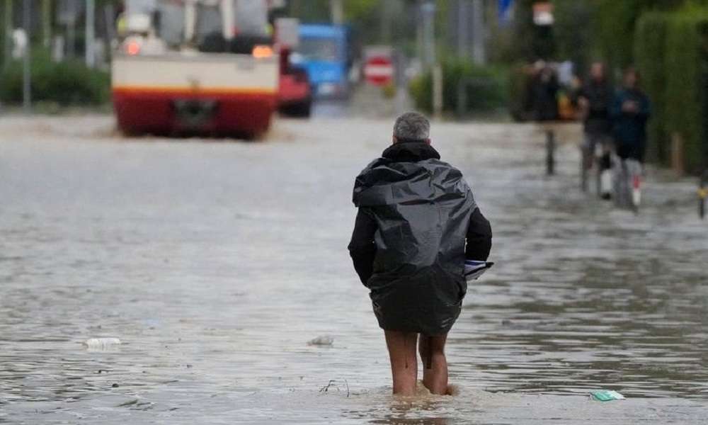 Ένας νεκρός λόγω της κακοκαιρίας στη Μπολόνια – Παρασύρθηκε από τα ορμητικά νερά