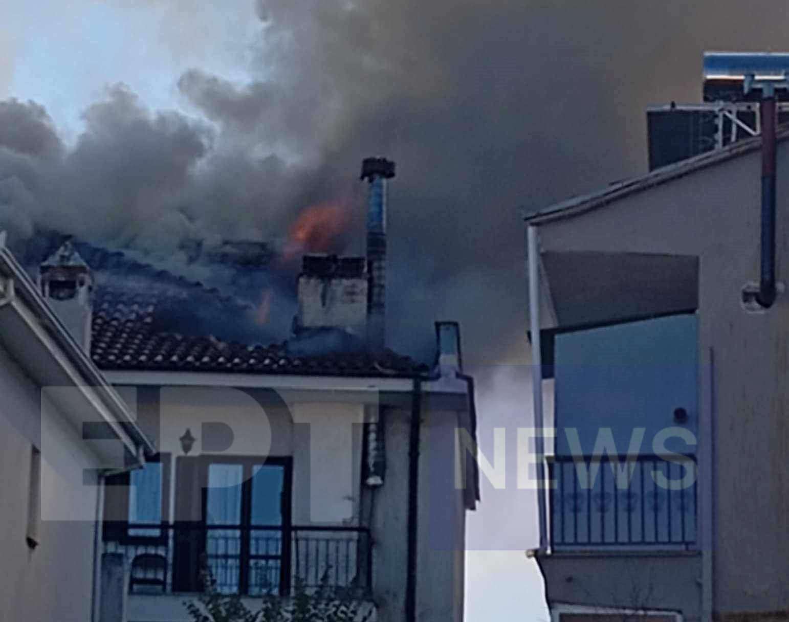 Καστοριά: Σοφίτα σπιτιού τυλίχτηκε στις φλόγες στο Δισπηλιό – Σοβαρές ζημιές