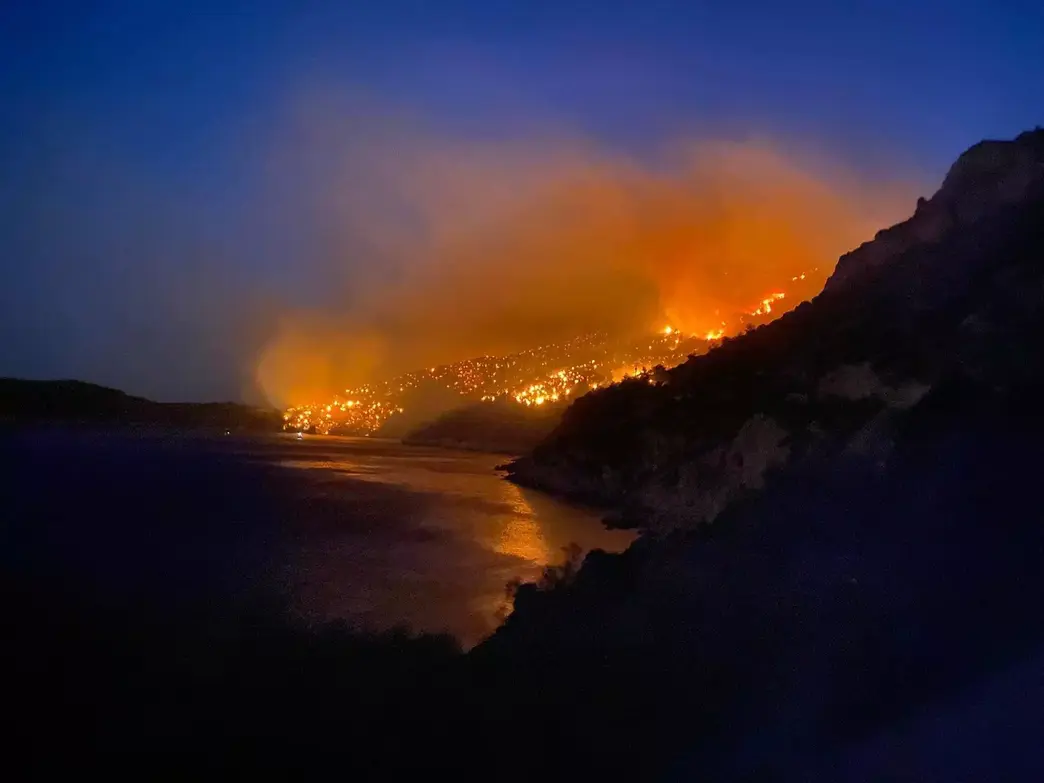 Υπό μερικό έλεγχο η φωτιά στη Σάμο – Σύλληψη εμπρηστή