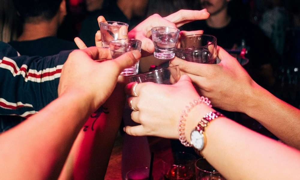 Θεσσαλονίκη: Χειροπέδες σε 23χρονη γιατί επέτρεψε την «κατανάλωση αλκοόλ» σε ασυνόδευτη ανήλικη