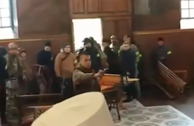Άγριο ξύλο στην Ουκρανία μεταξύ οπαδών της Aνεξάρτητης Oυκρανικής Eκκλησίας και πιστών της Eκκλησίας της Μόσχας – Βίντεο