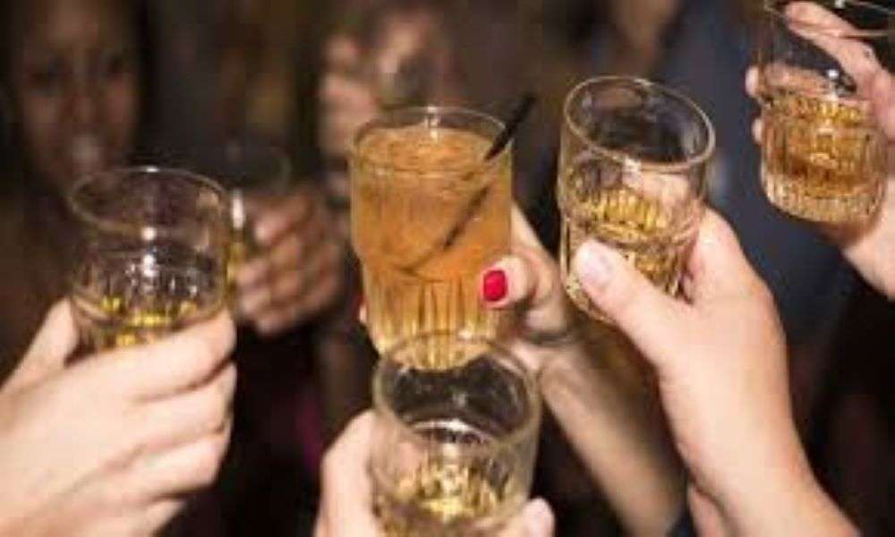 Συνελήφθη ο υπεύθυνος μπαρ που σέρβιρε σε ανήλικα αλκοόλ – Στο νοσοκομείο 13χρονη