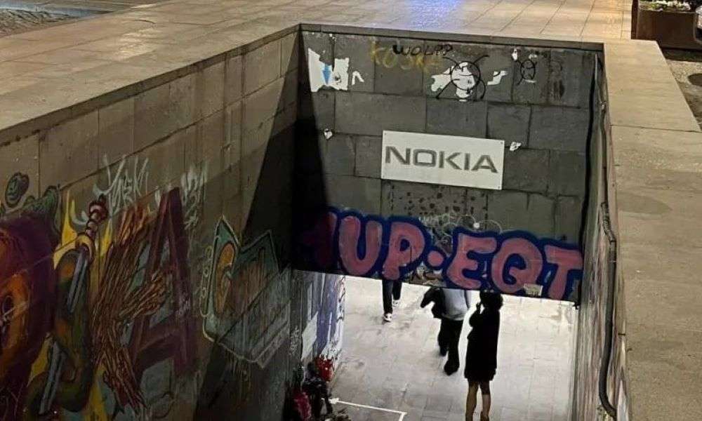Γυναίκα κινηματογραφεί τη στιγμή που πέφτει στο θάνατο της ενώ τραγουδούσε με τη φίλη της
