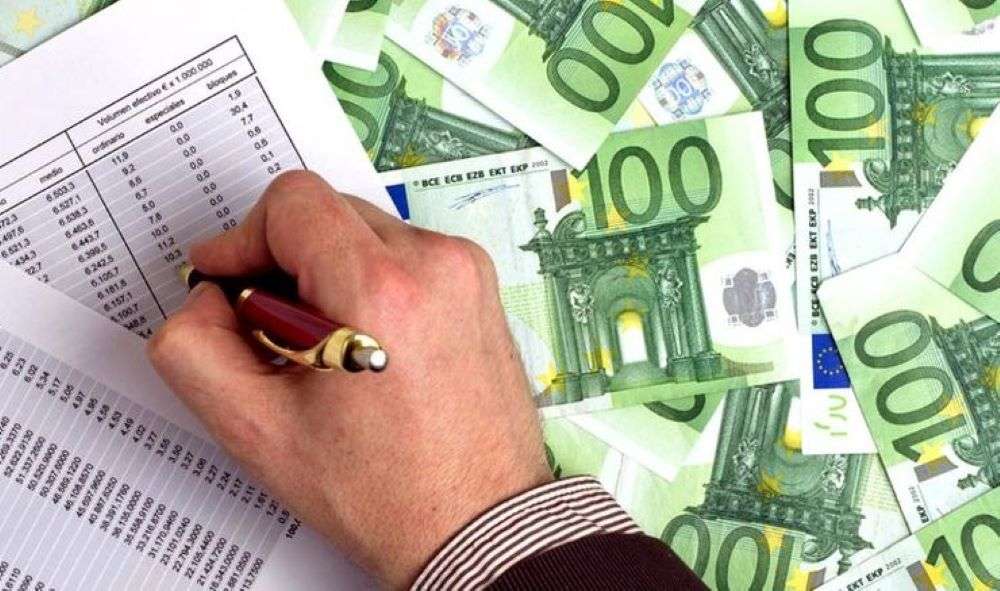 «Παγωμένα» τα επιτόκια καταθέσεων και δανείων τον Αύγουστο