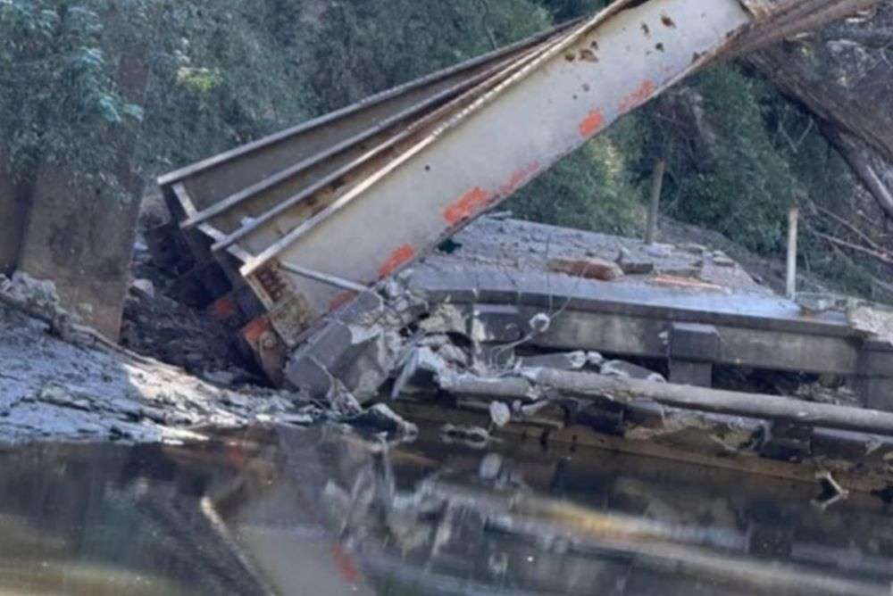 Τουλάχιστον τρεις νεκροί και τέσσερις τραυματίες από κατάρρευση γέφυρας στο Μισισιπή