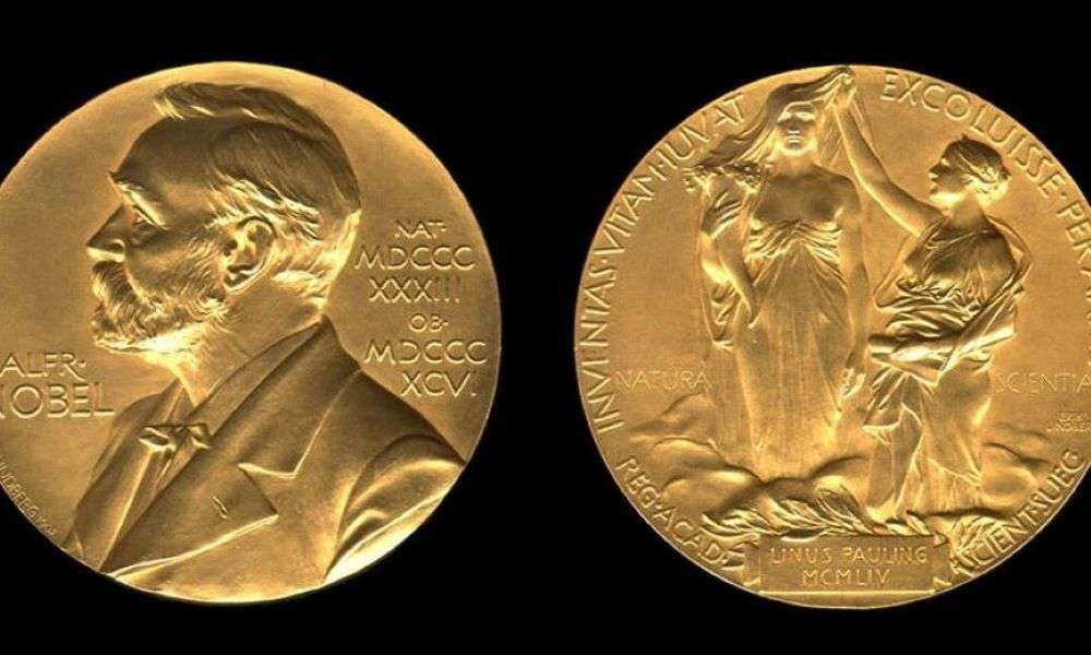 Το Νόμπελ Οικονομίας στους οικονομολόγους Ντάρον Ατσέμογλου, Σάιμον Τζόνσον και Τζέιμς Ρόμπινσον
