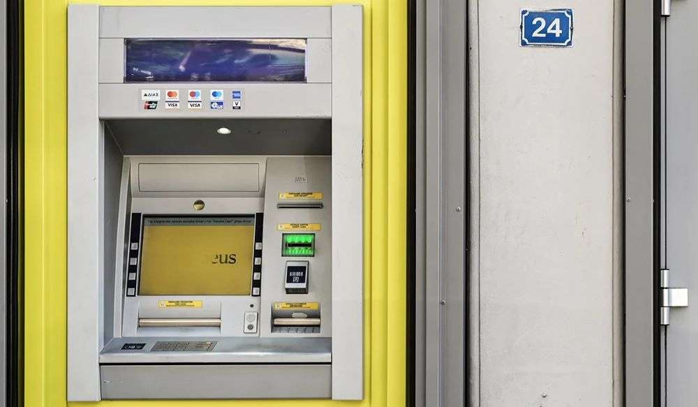Τράπεζες: Τα νέα δεδομένα στις συναλλαγές -Σε ποιες τραπεζικές προμήθειες «έβαλε νερό στο κρασί της» η Κυβέρνηση