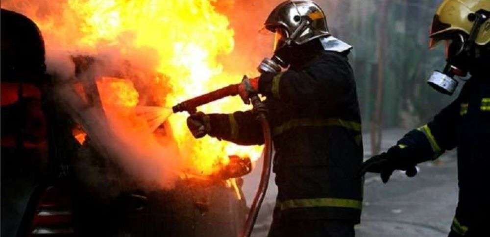 Στις φλόγες δύο αυτοκίνητα τα ξημερώματα στην Αγίου Δημητρίου