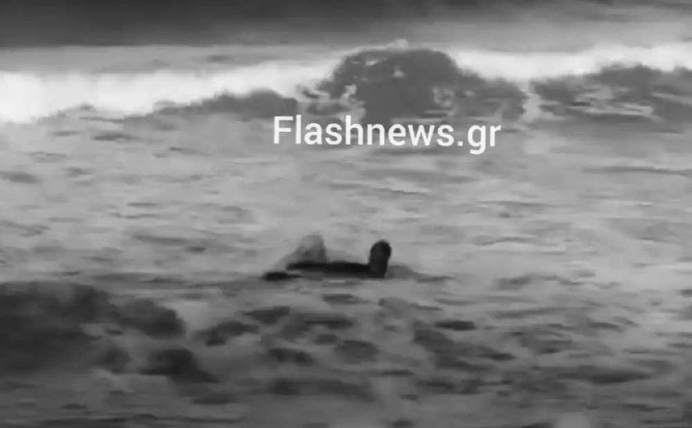 Καρέ – καρέ οι δραματικές στιγμές διάσωσης ενός τουρίστα από σέρφερ