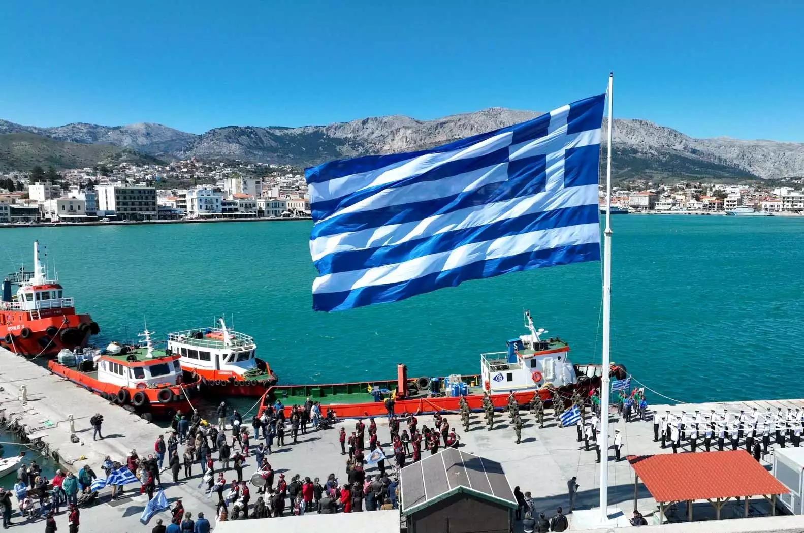 Υψώθηκε και φέτος η τεράστια γαλανόλευκη σημαία στο λιμάνι της Χίου