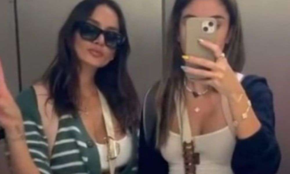 Τις κατέβασαν από αεροπλάνο γιατί φορούσαν crop tops