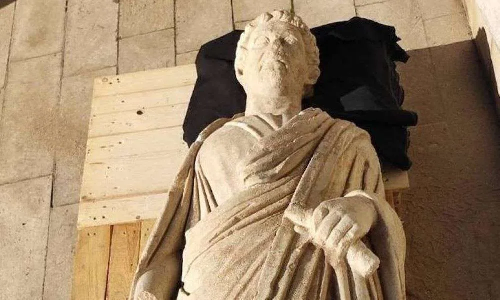 Σχεδόν τέλειο άγαλμα Ρωμαίου πολίτη ανακαλύφθηκε κατά τη διάρκεια ανασκαφής