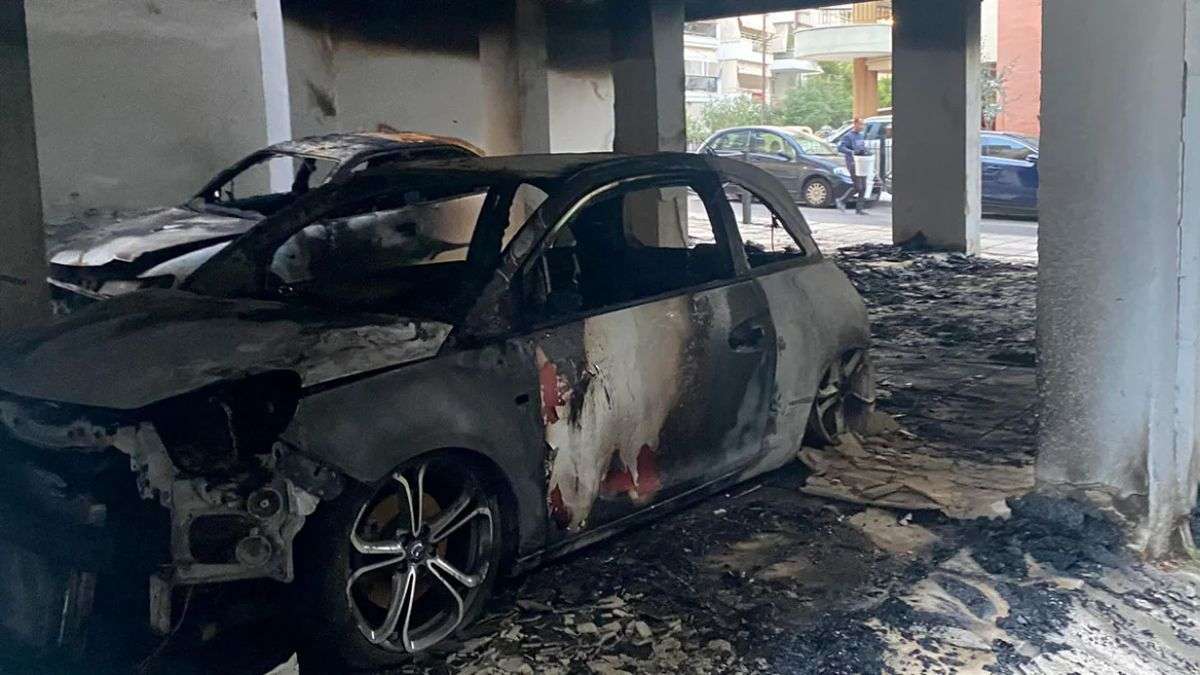 Θεσσαλονίκη: Στις φλόγες αυτοκίνητο σε πυλωτή πολυκατοικίας στην Καλαμαριά