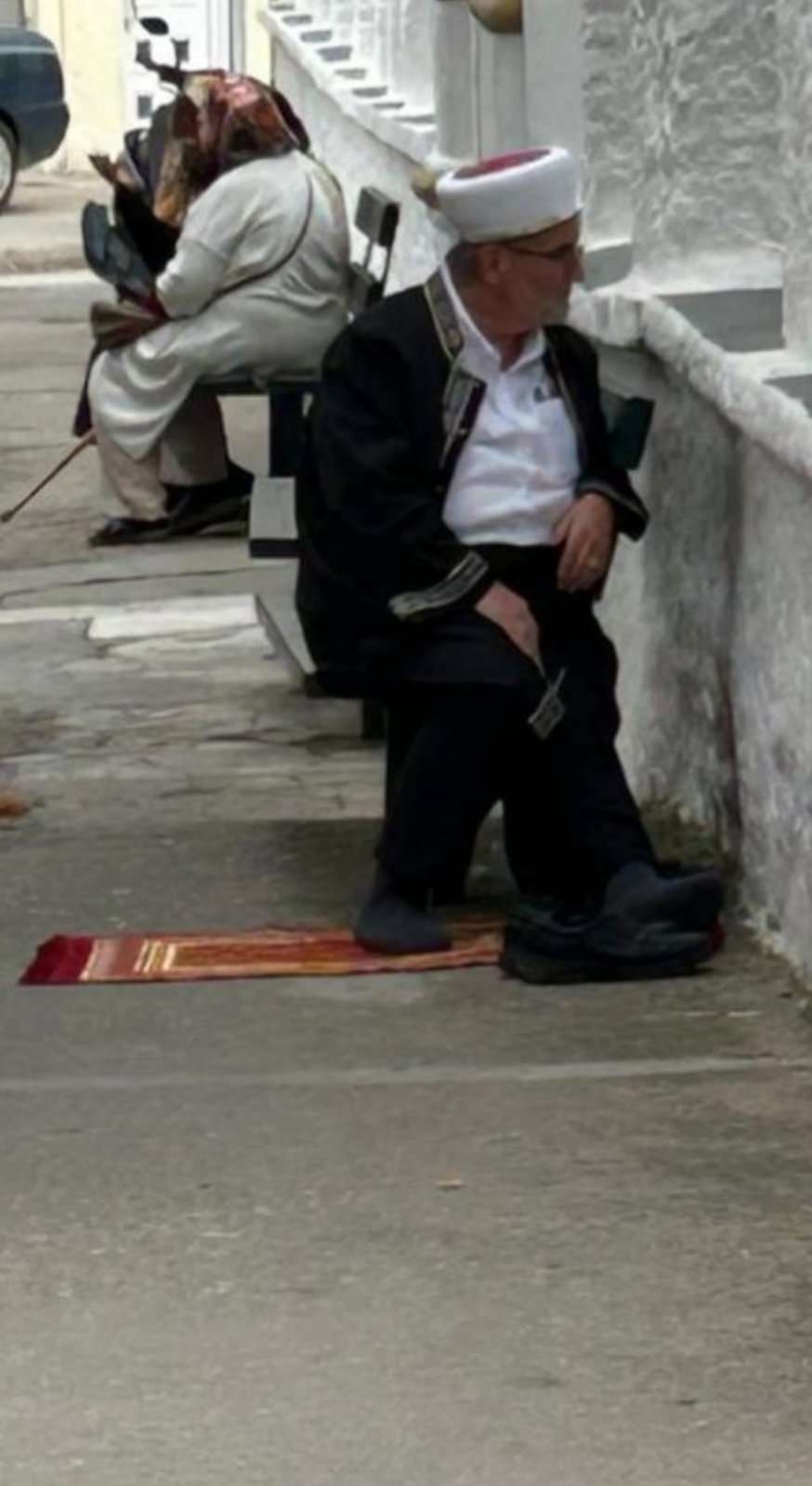 Έξω από το Τσινάρ Τζαμί στην Ξάνθη….γιατί έτσι ήθελε η ΤΕΞ και το DEB….ακόμα περιμένουμε την αντίδραση του Ελληνικού Κράτους…. εκκωφαντικη η σιγή τους…